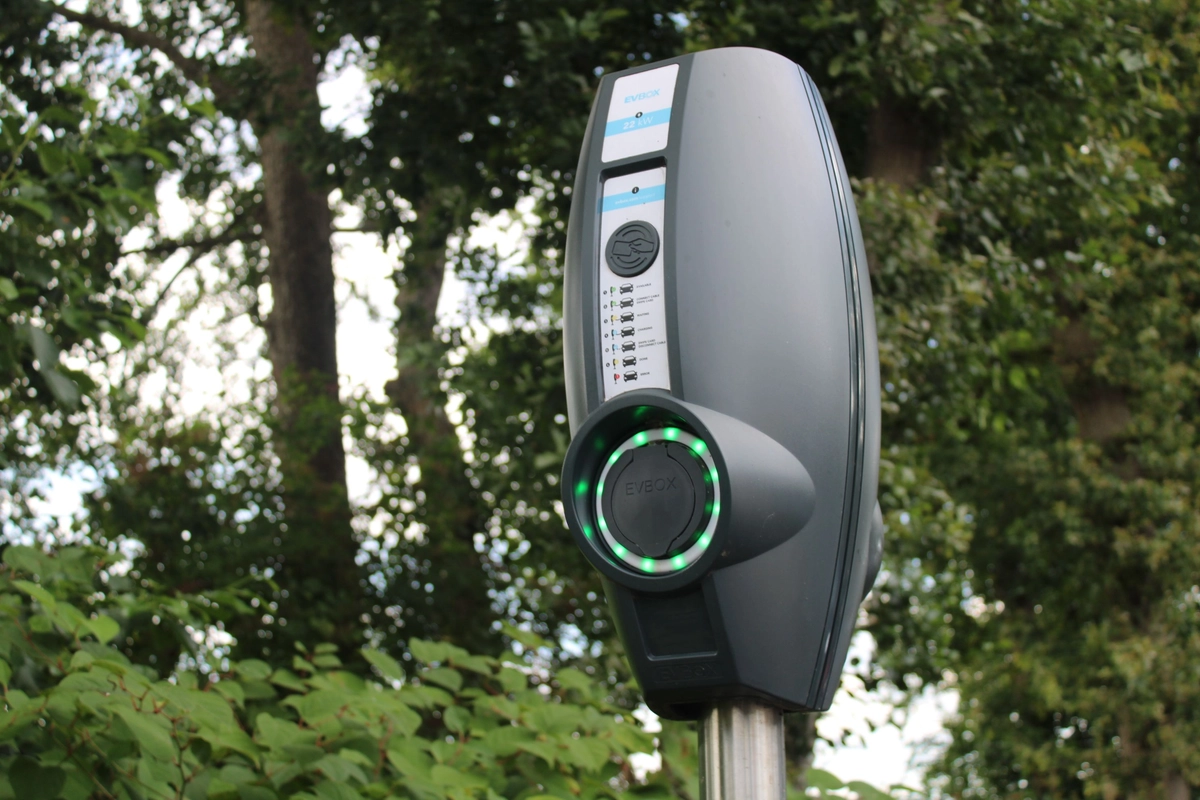 Auto Versteeg Buurman Woudenberg laadpaal.JPG