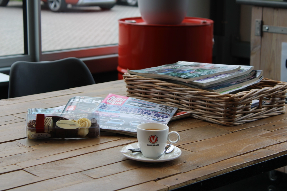 Auto Versteeg Buurman Nunspeet koffiehoek.JPG