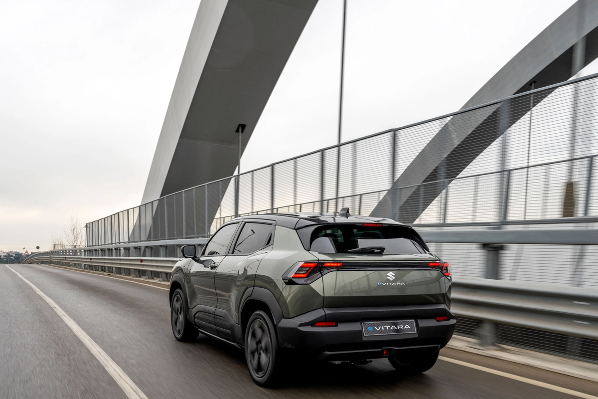 Suzuki e Vitara Auto Versteeg Buurman Barneveld Ermelo Deventer Nunspeet.jpg